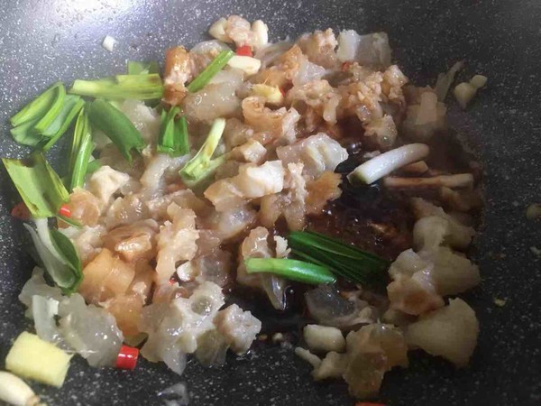 Stir-fried Beef Tendon with Garlic Leaves recipe