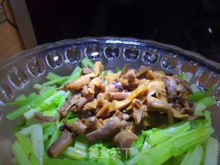 Tea Tree Mushroom Mixed with Celery recipe