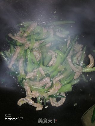 Fried Pork Tendon with Cucumber recipe