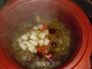 Lily Red Date and White Fungus Soup recipe