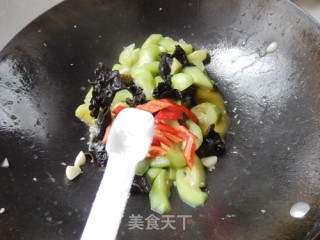 Stir-fried Loofah with Black Fungus recipe