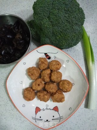 Fried Broccoli with Chicken Meatballs recipe