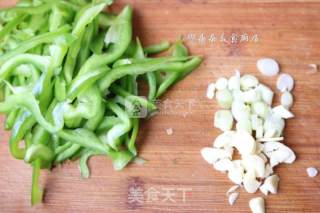 Green Pepper Shredded Pork Topped Noodles recipe