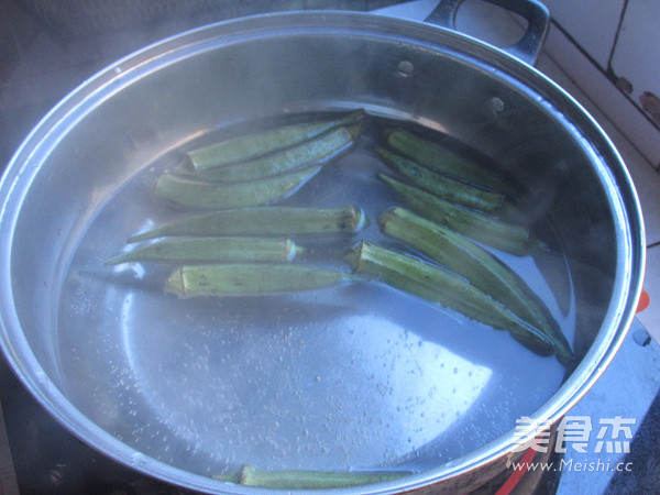 Steak with Okra and Black Pepper Sauce recipe