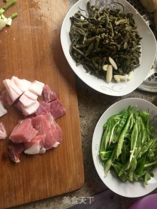 Stir-fried Pork with Green Pepper and Dried Cowpea recipe