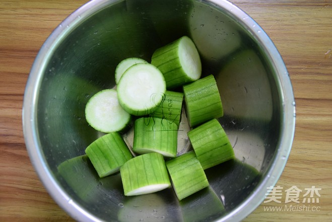 Steamed Loofah with Garlic and Scallops recipe