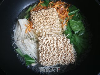 Instant Noodles with Enoki Mushroom and Cordyceps recipe