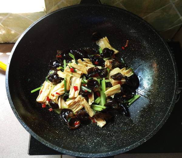 Celery Stir-fried Black Fungus recipe