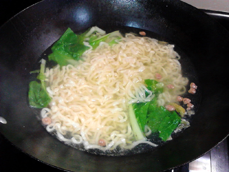 Instant Noodles with Clear Soup and Fried Sauce recipe