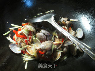 Stir-fried Clams with Red Pepper and Leek Buds recipe