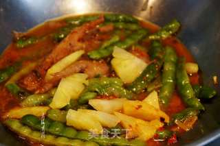 Stewed Pineapple and Chicken Feet with Beans recipe