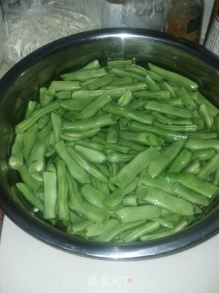 Hand-made Noodles are Also Steamed in The Sauna-----simmered Noodles with Beans and Ribs recipe