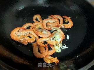 Fried Potato Chips with Green Shrimp recipe