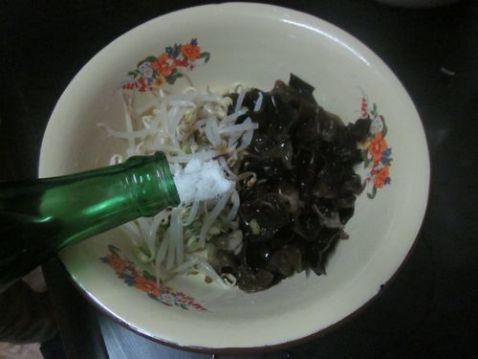 Fungus Mixed with Bean Sprouts recipe