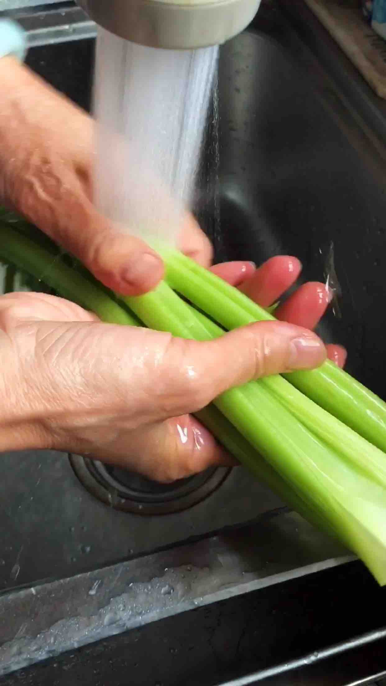 Celery Mixed with Black Fungus recipe
