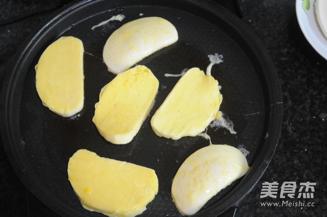 Pan Fried Steamed Buns with Egg recipe