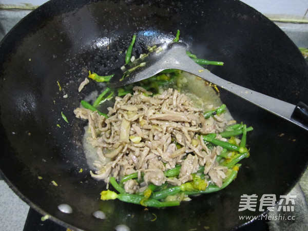 Stir-fried Pork with Cucumber Flower recipe