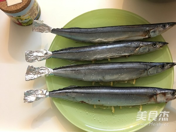 Salt-grilled Saury recipe