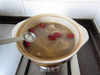 Astragalus, Jujube and Chicken Feet in Pot recipe