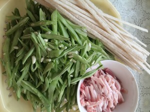 Kidney Beans Stir-fried Shredded Pork and Tendon Noodles recipe