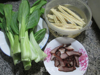 Stir-fried Cabbage Cores with Soy Pork and Yuba recipe