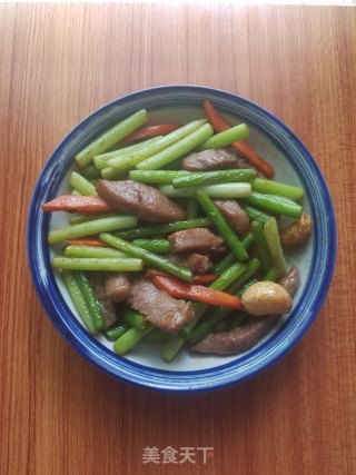 Stir-fried Beef Tenderloin with Garlic Stalks recipe