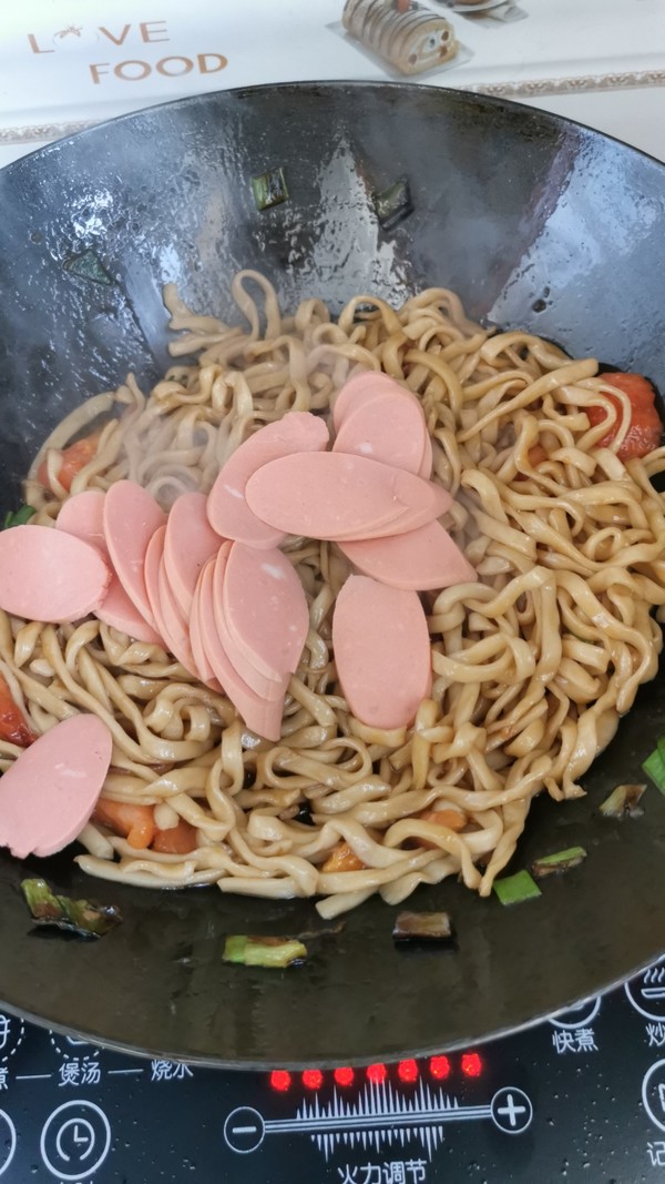 Stir-fried Noodles with Tomato and Ham recipe