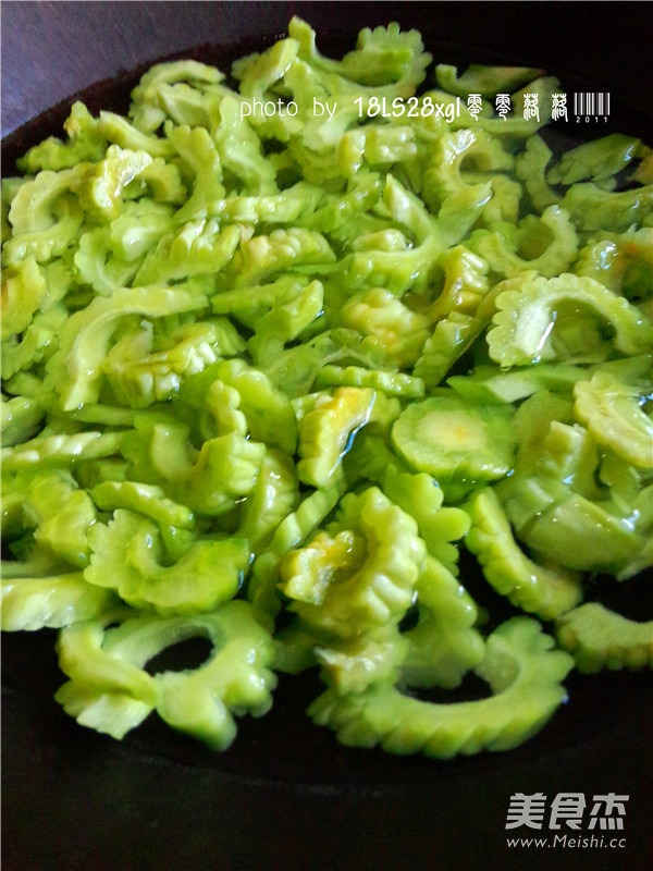 Spicy Stir-fried Bitter Gourd recipe