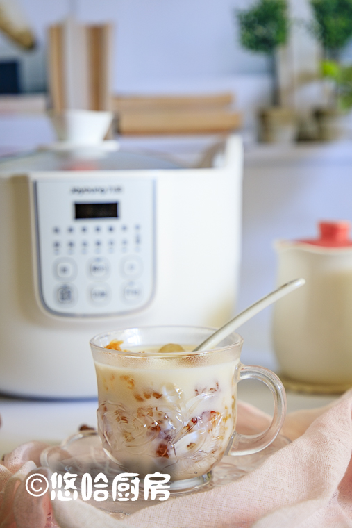 Peach Gum and Soap Horn Rice Stewed with Milk recipe