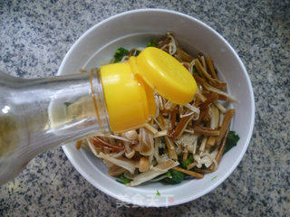 Golden Needle Mushroom Mixed with Dried Cabbage Core recipe