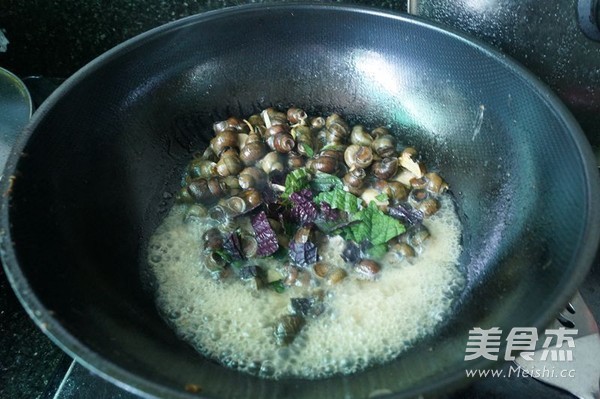 Stir-fried Green Clam with Perilla recipe