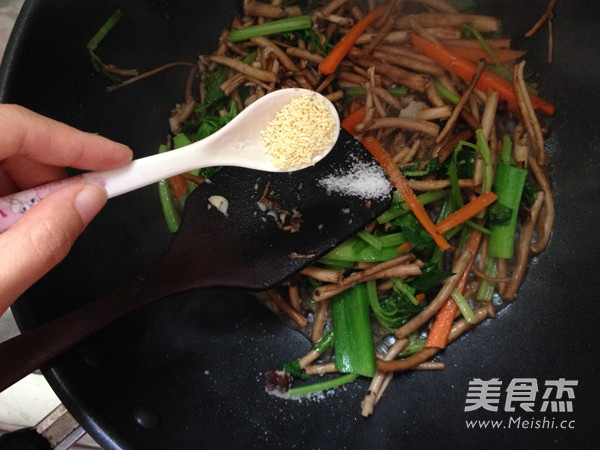 Stir-fried Tea Tree Mushroom recipe