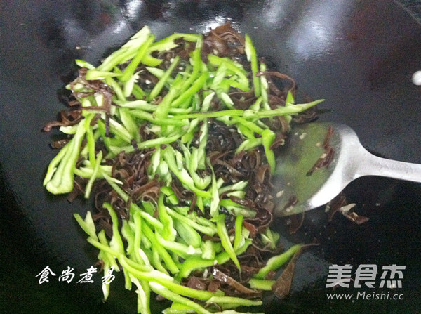 Stir-fried Chili Shredded with Fungus recipe