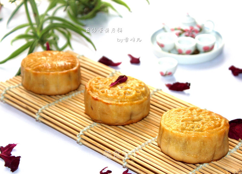 Homemade Bean Paste and Egg Yolk Mooncakes recipe