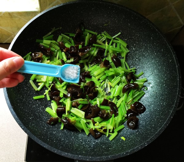 Scrambled Eggs with Celery and Black Fungus recipe