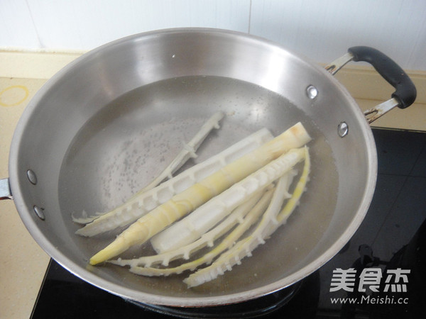 Fresh Bamboo Shoots and Pork Hot Noodle Pie recipe