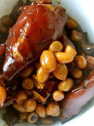 Braised Pork Knuckles with Peanuts recipe