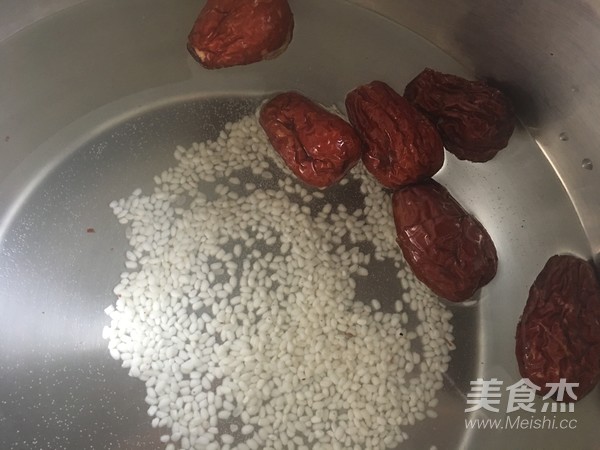 Rice Congee with Red Dates, Tremella and Lotus Leaf Stem recipe