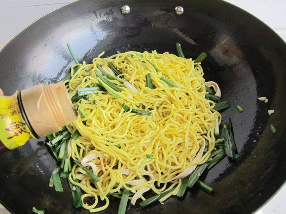 Stir-fried Yellow Noodles with Leek recipe