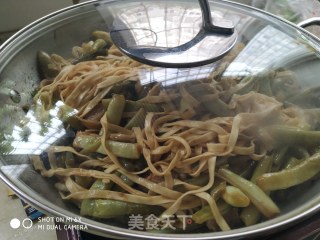 Steamed Noodles with Beans and Garlic Moss recipe