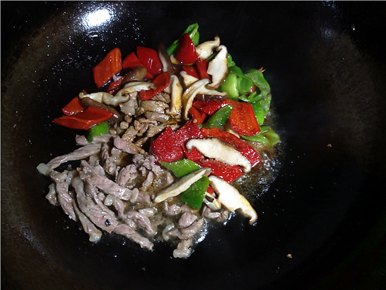 Stir-fried Noodles with Beef, Mushroom and Green Red Pepper recipe