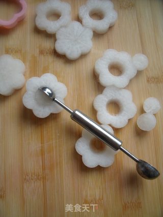 Ten Minutes to Let The Crystal Flowers Bloom on The Table-carrot Sausage Flower recipe