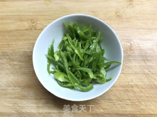 Stir-fried Shredded Potatoes with Green Peppers and Carrots recipe