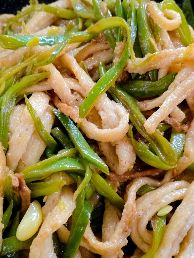 Kidney Beans Stir-fried Shredded Pork and Tendon Noodles