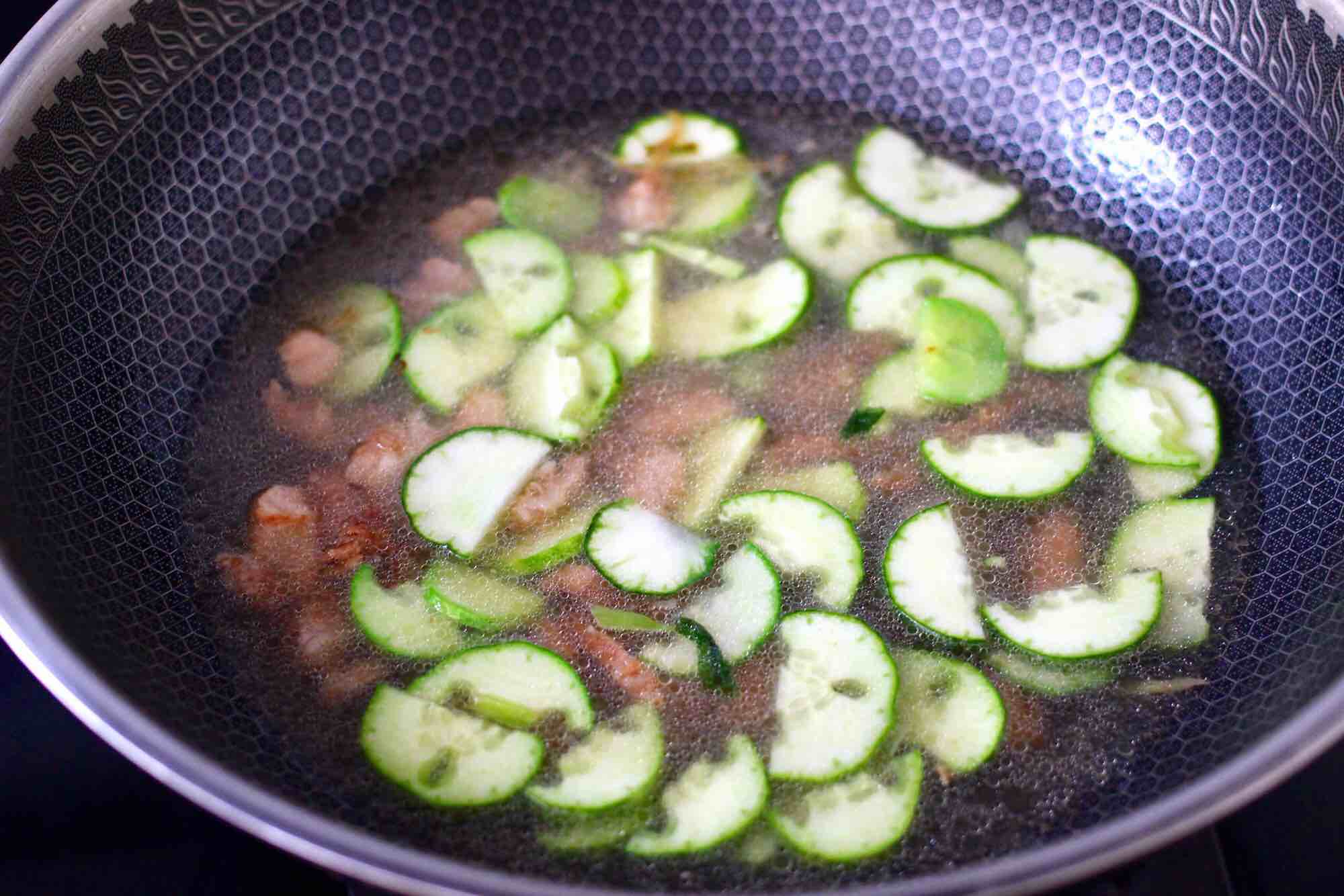 Marinated Noodles with Cucumber and Diced Pork recipe