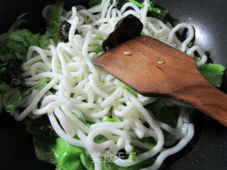 Stir-fried Potato Vermicelli with Black Fungus and Cabbage recipe