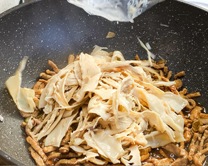 Eat Now! Stir-fried Pork with Bamboo Shoots, The First Delicious Bite in Spring recipe