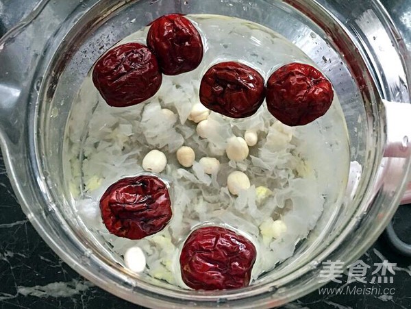 Tremella, Red Dates and Lotus Seed Soup recipe