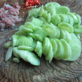 Fish-flavored Minced Pork and Cucumber recipe