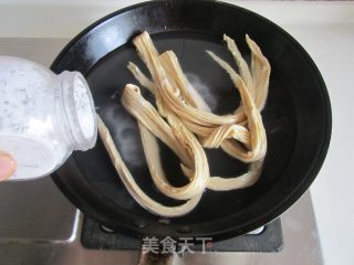 Stir-fried Pork with Green Pepper and Yuba recipe